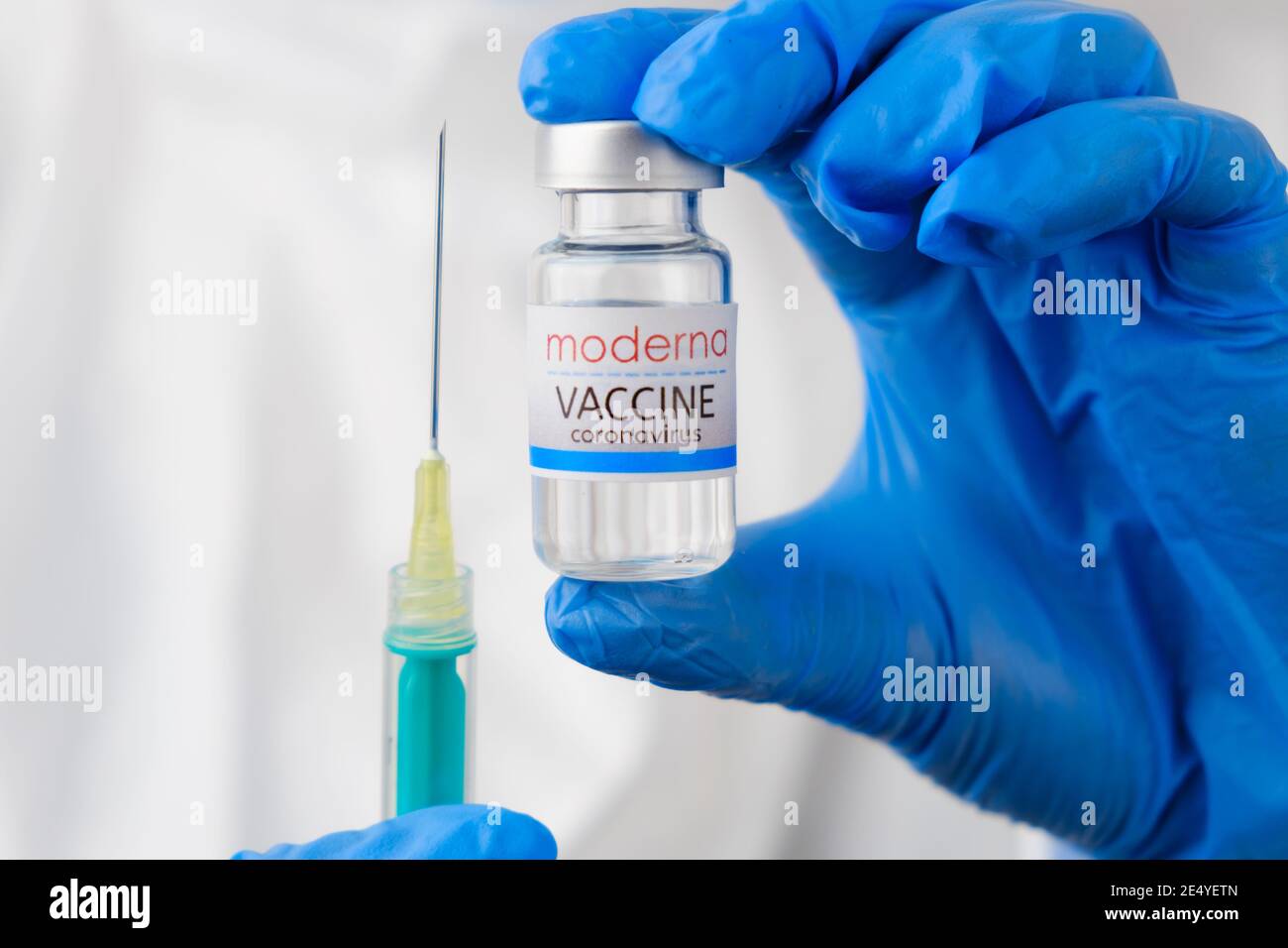 Vaccino moderno e siringa monouso per iniezione nelle mani dei medici. Prevention of Coronavirus, Sars-COV-2, Covid-19, gennaio 2021, San Francisco Foto Stock