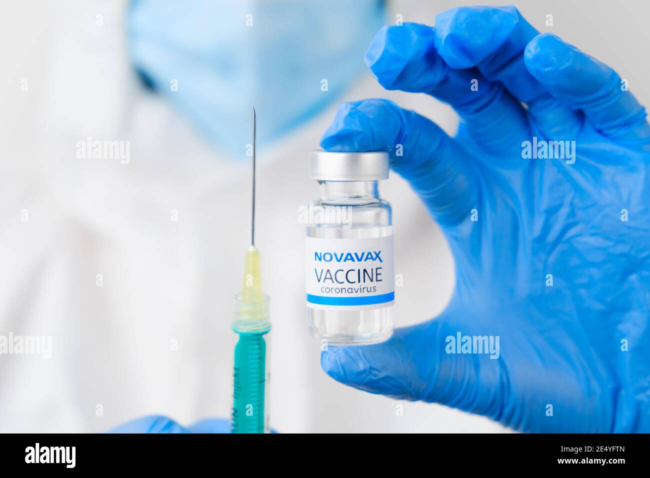 Novavax vaccino e siringa monouso per iniezione nelle mani dei medici. Prevention of Coronavirus, Sars-COV-2, Covid-19, gennaio 2021, San Francisco Foto Stock