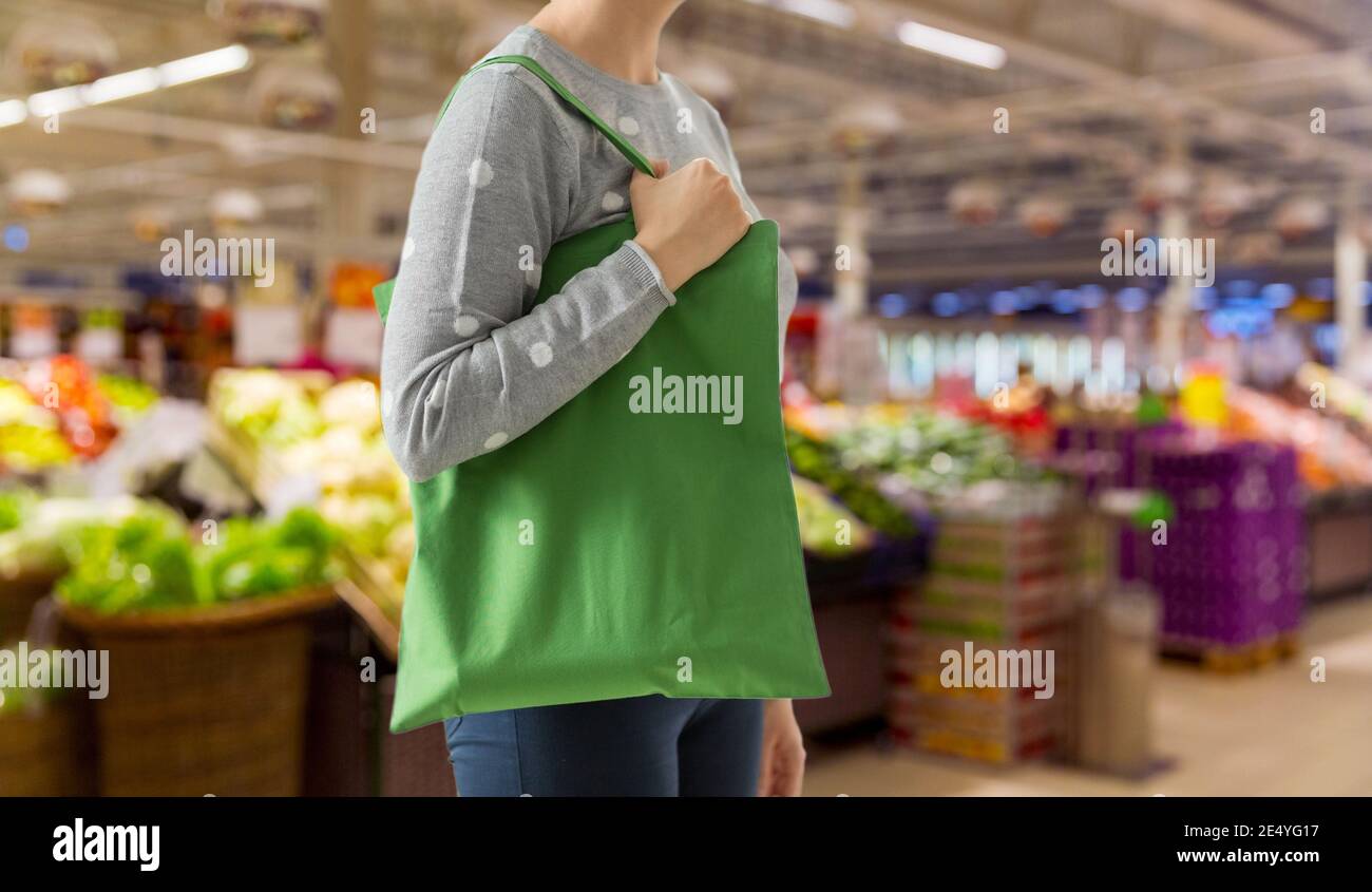 donna con borsa in tela riutilizzabile per l'acquisto di cibo Foto Stock