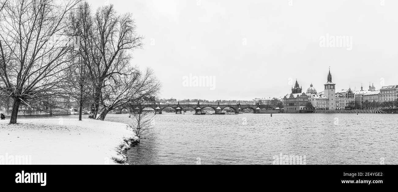 Ponte Carlo e fiume Moldava in inverno Foto Stock