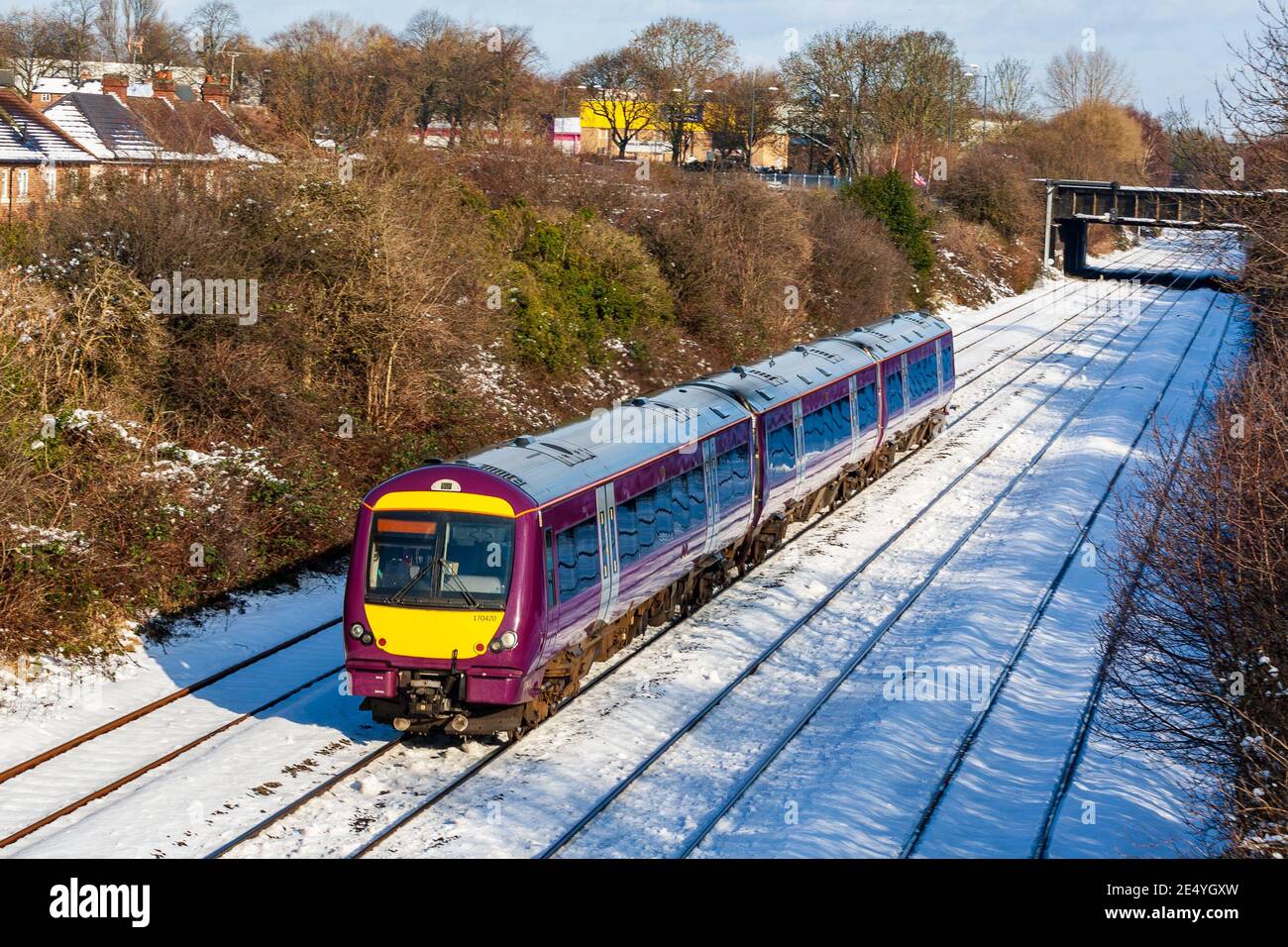 Sunnyhill, Derby UK Jan 25 2021: Un treno di classe 170 che si avvicina a Derby con un servizio di treno passeggeri da Stoke on Trent in un giorno innevato nel gennaio 2021 Foto Stock