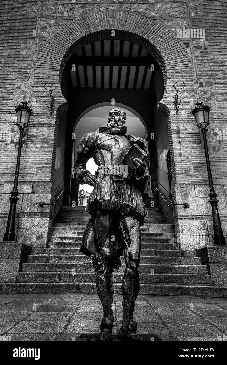 Miguel de Cervantes, statua del più grande autore spagnolo di tutti i tempi, alla porta Arco de la Sangre, nella città di Toledo, Castilla la Mancha, Spagna, Europa Foto Stock