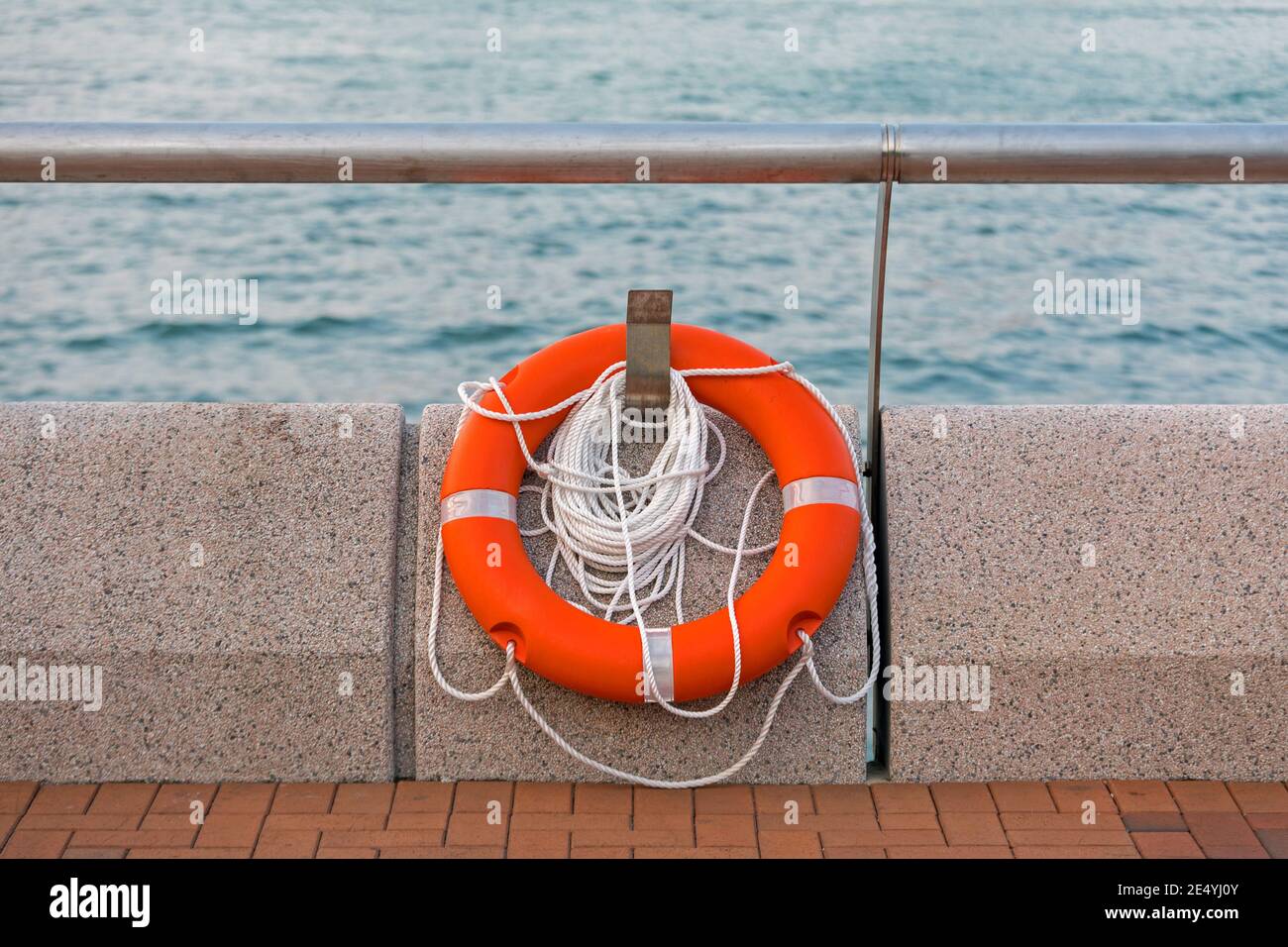 Salvagente salvagente boa ad anello al Mare Foto Stock