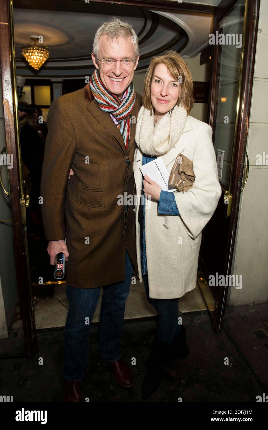 Jeremy Vine e gli ospiti partecipano alla prima serata stampa all'Ambassadors Theatre di Londra. Foto Stock