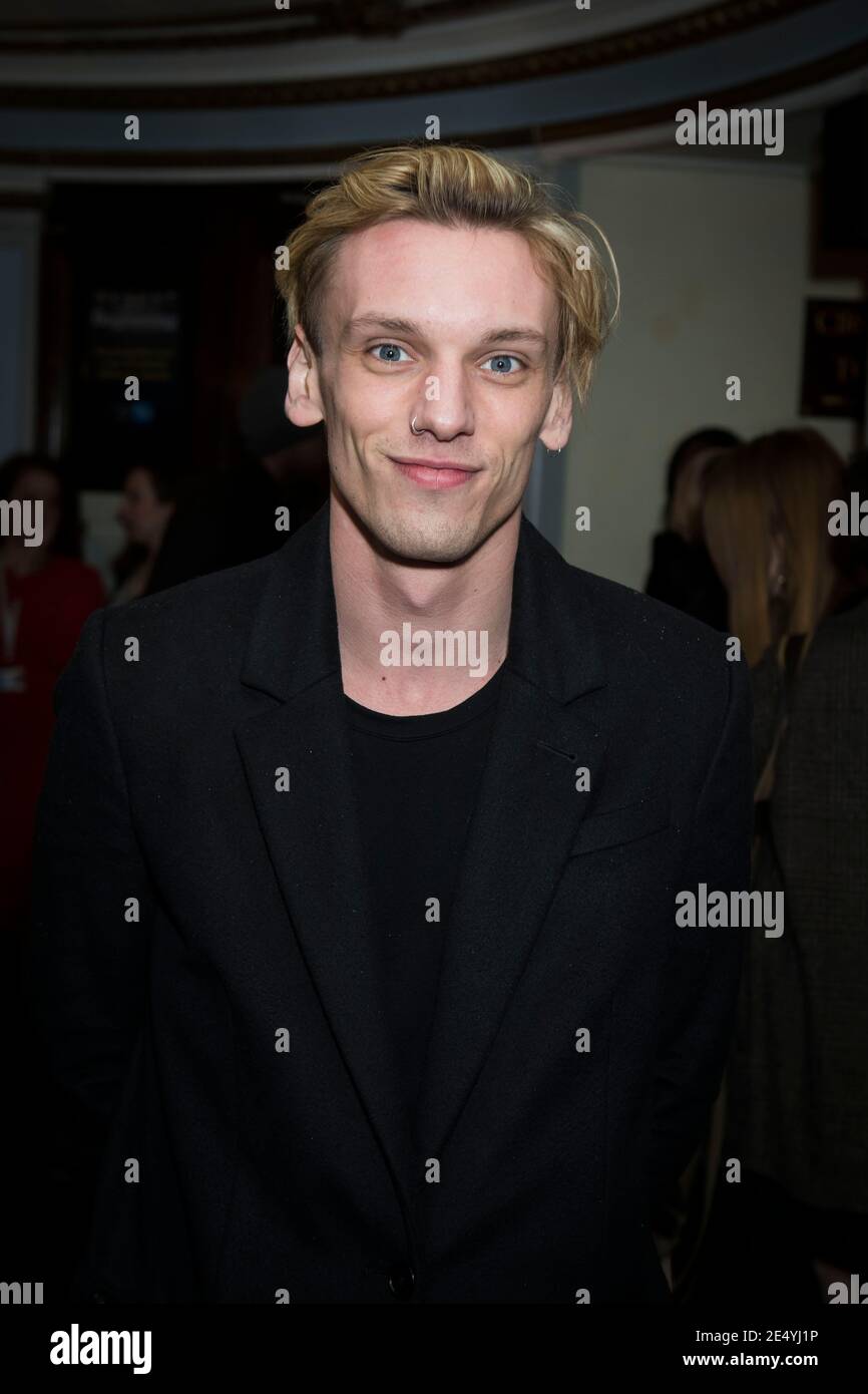 Jamie Campbell Bower partecipa alla prima serata stampa all'Ambassadors Theatre di Londra. Foto Stock