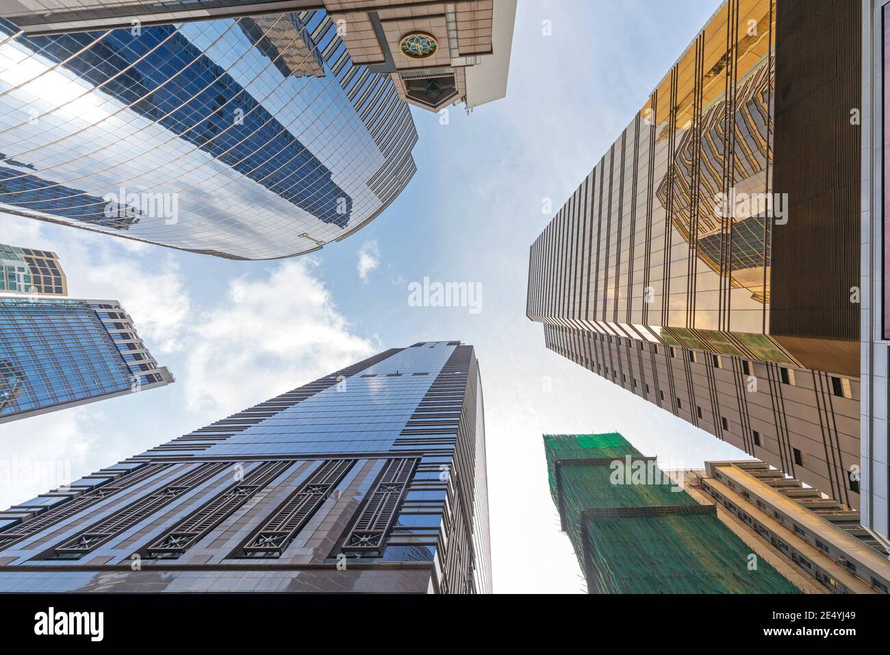 Guarda i grattacieli degli uffici a Hong Kong Foto Stock