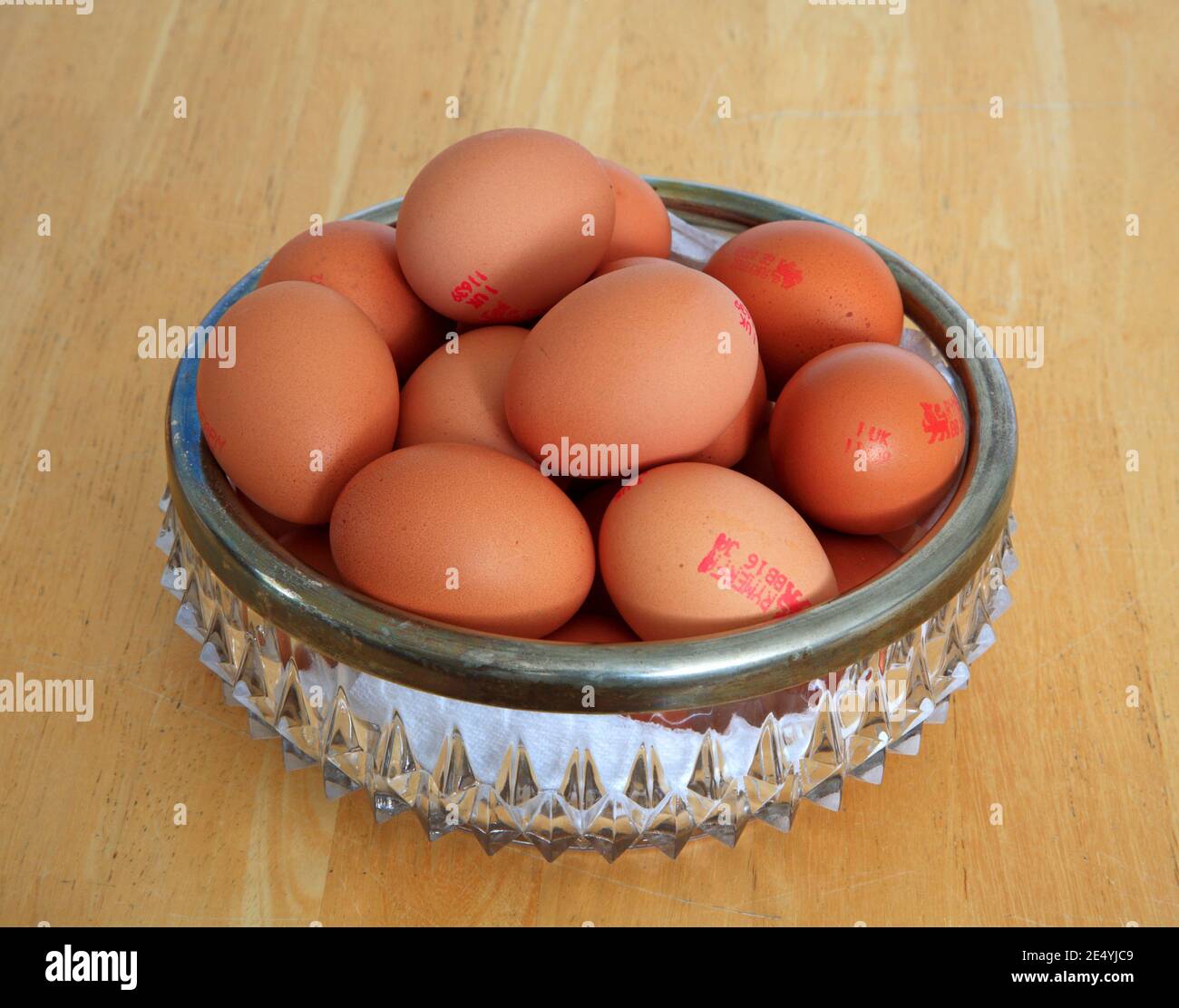 Una ciotola di medie dimensioni con uova di gamma libera su un tavolo da cucina. Foto Stock