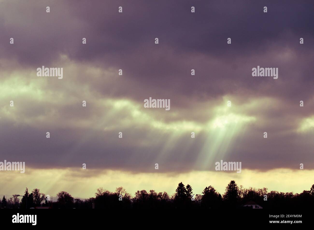 luce divina celeste da dietro le nuvole Foto Stock