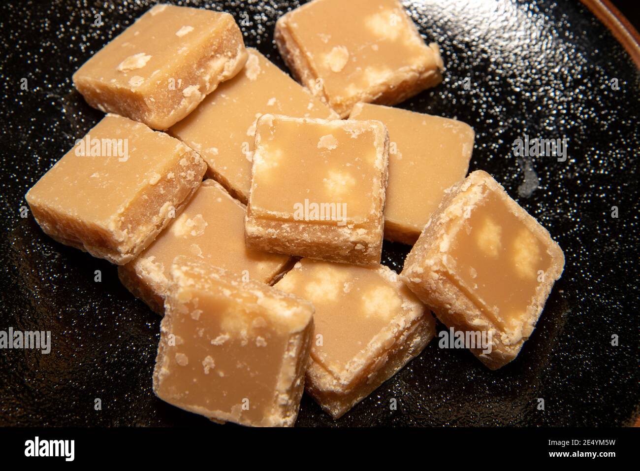 Un delizioso piatto di caramello toffee fudge fette su un piastra Foto Stock