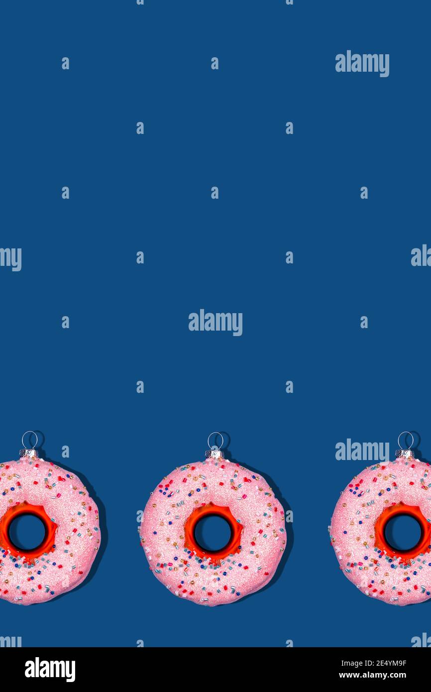 Modello con ciambella giocattolo albero di Natale su classico blu. Concetto di stagione di festa, luogo per il testo Foto Stock