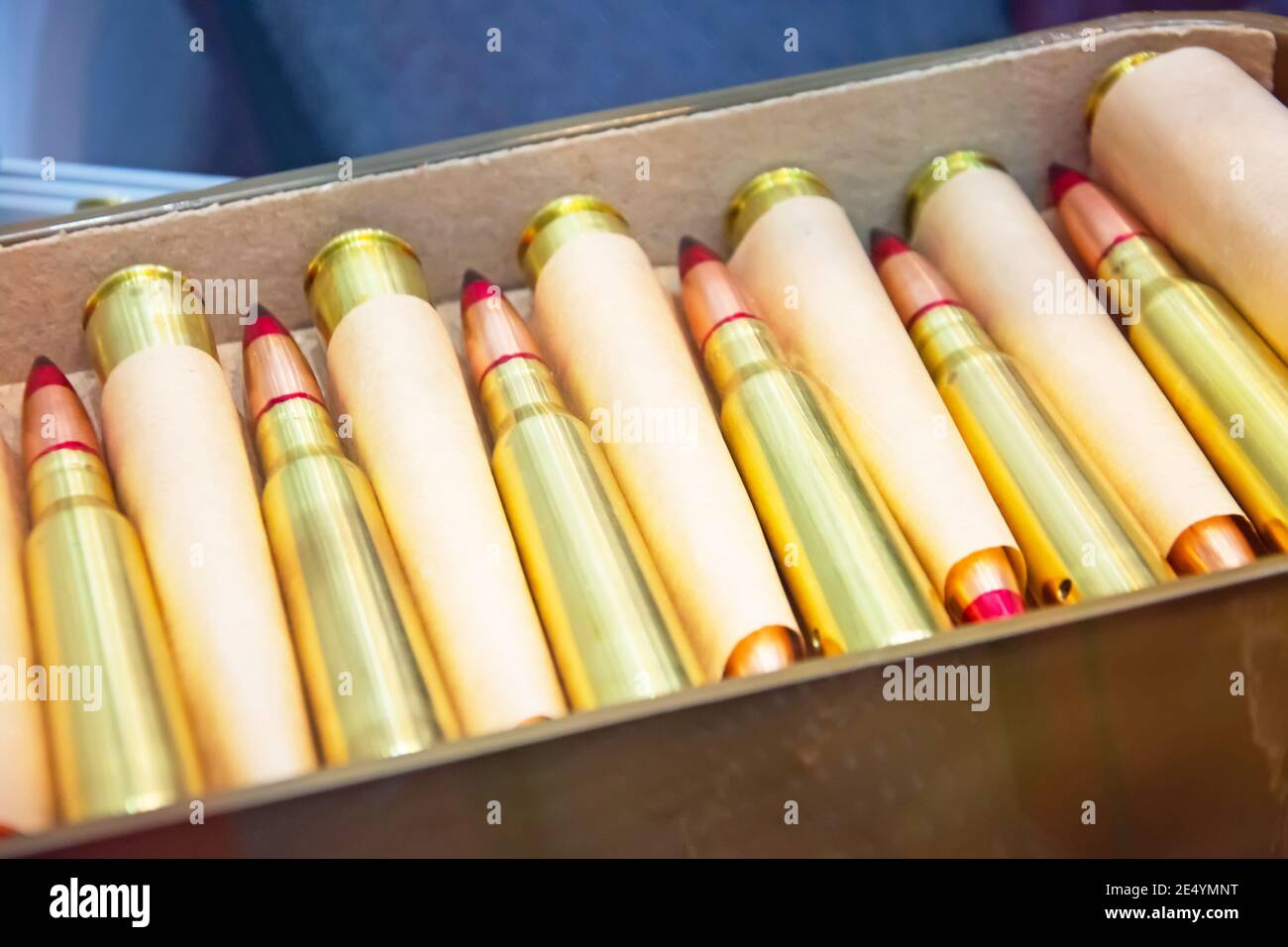 Proiettili in una scatola per le armi di grosso foro, fucile Foto Stock