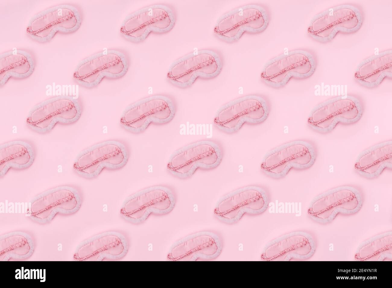 Modello di cute rosa soffice maschera sonno su goccia rosa. Gestione e ottimizzazione del sonno, beauty sleep, beauty e sleep log concetto. Posiziona per il testo Foto Stock