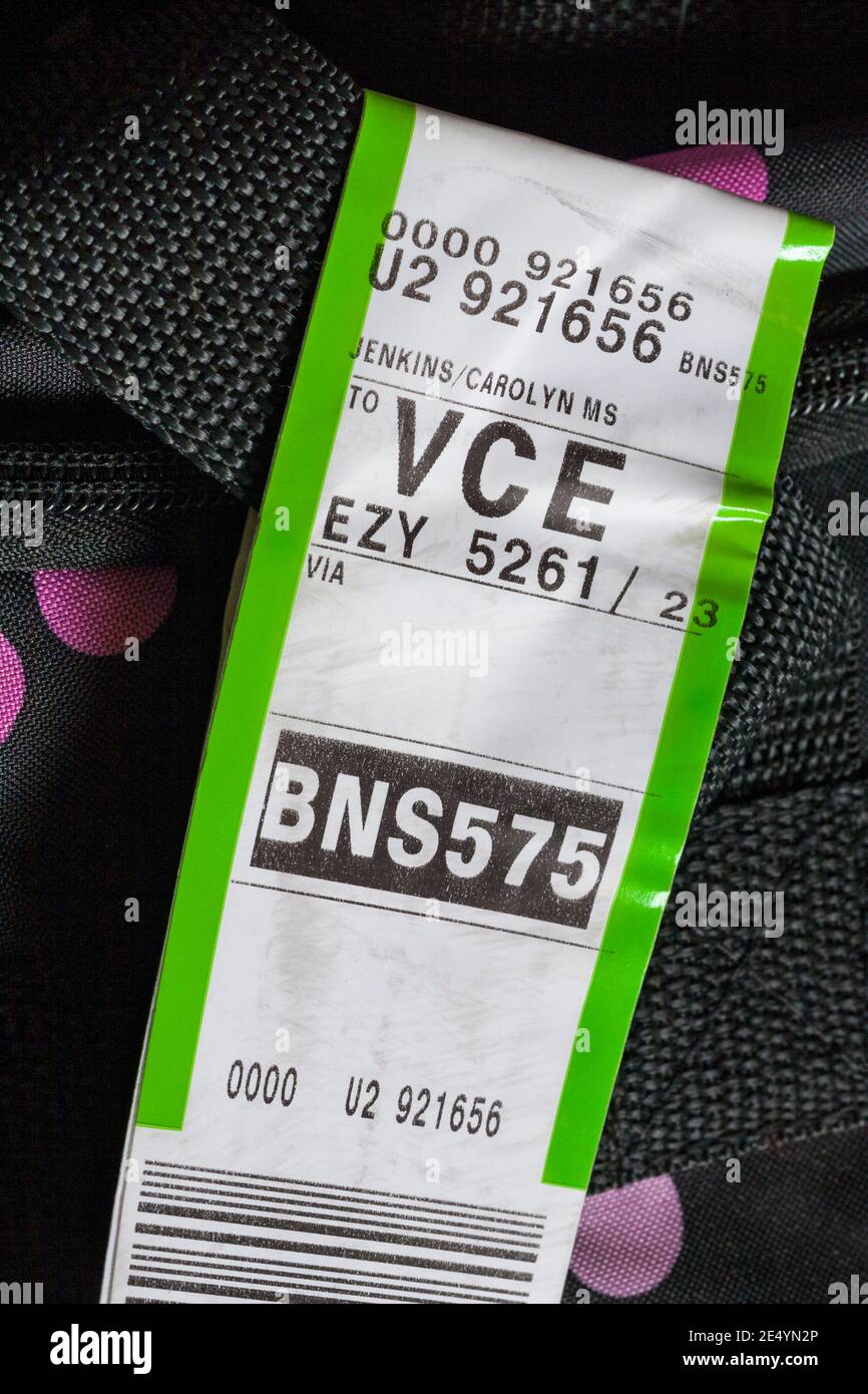 Etichetta per bagagli easyJet attaccata alla custodia per l'aeroporto PSA  Pisa in Italia Foto stock - Alamy