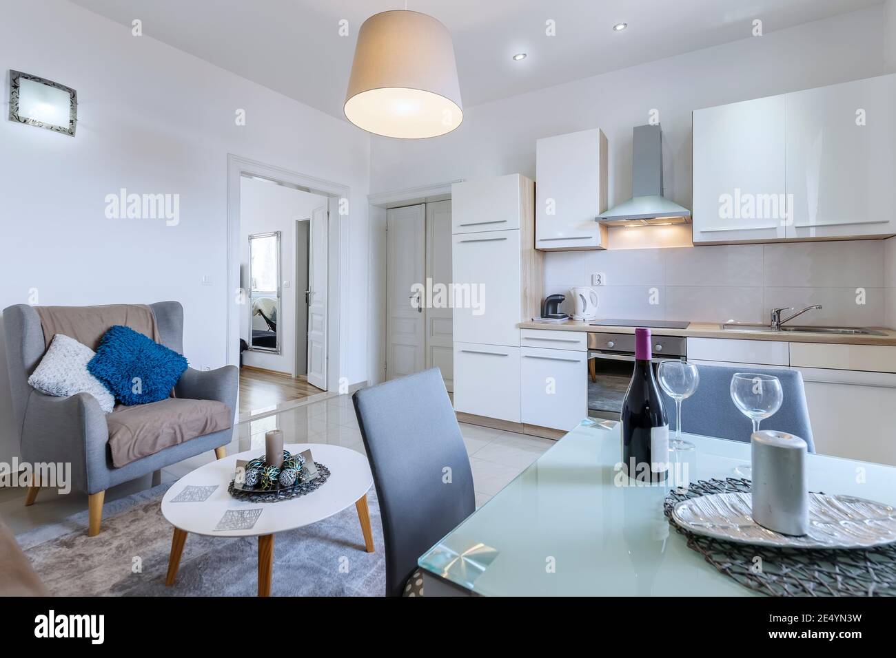 cucina moderna con tavolo e vino Foto Stock