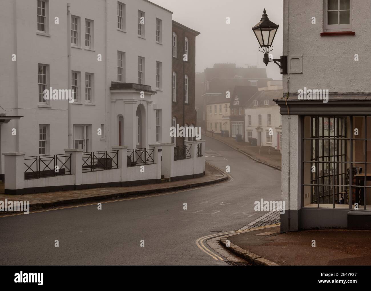 Harrow on the Hill High Street in una mattinata foggosa, Inghilterra Foto Stock