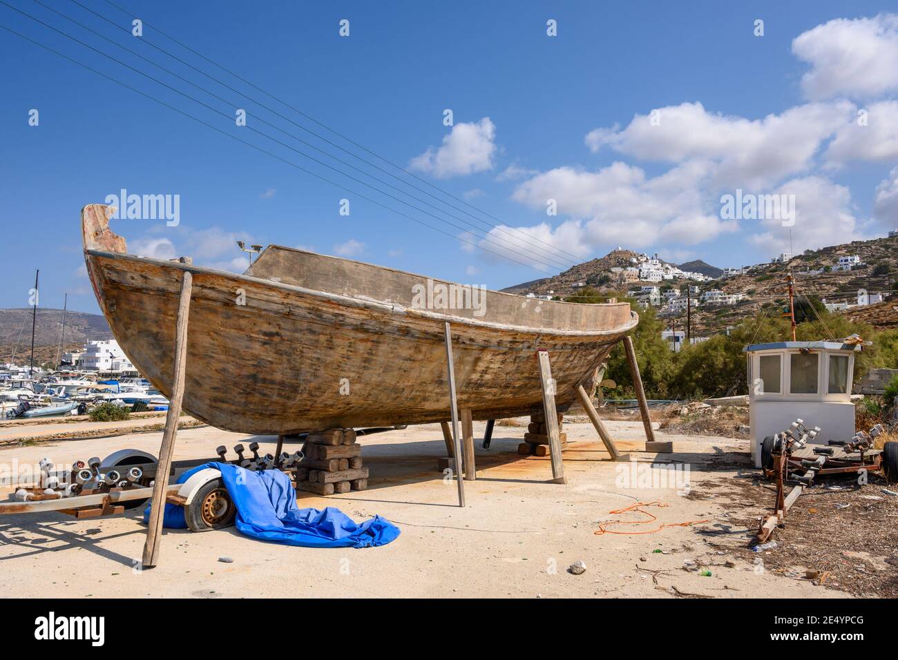 Vecchia barca durante i lavori di ristrutturazione nel porto turistico sull'isola di iOS. Isole CICLADI, Grecia Foto Stock