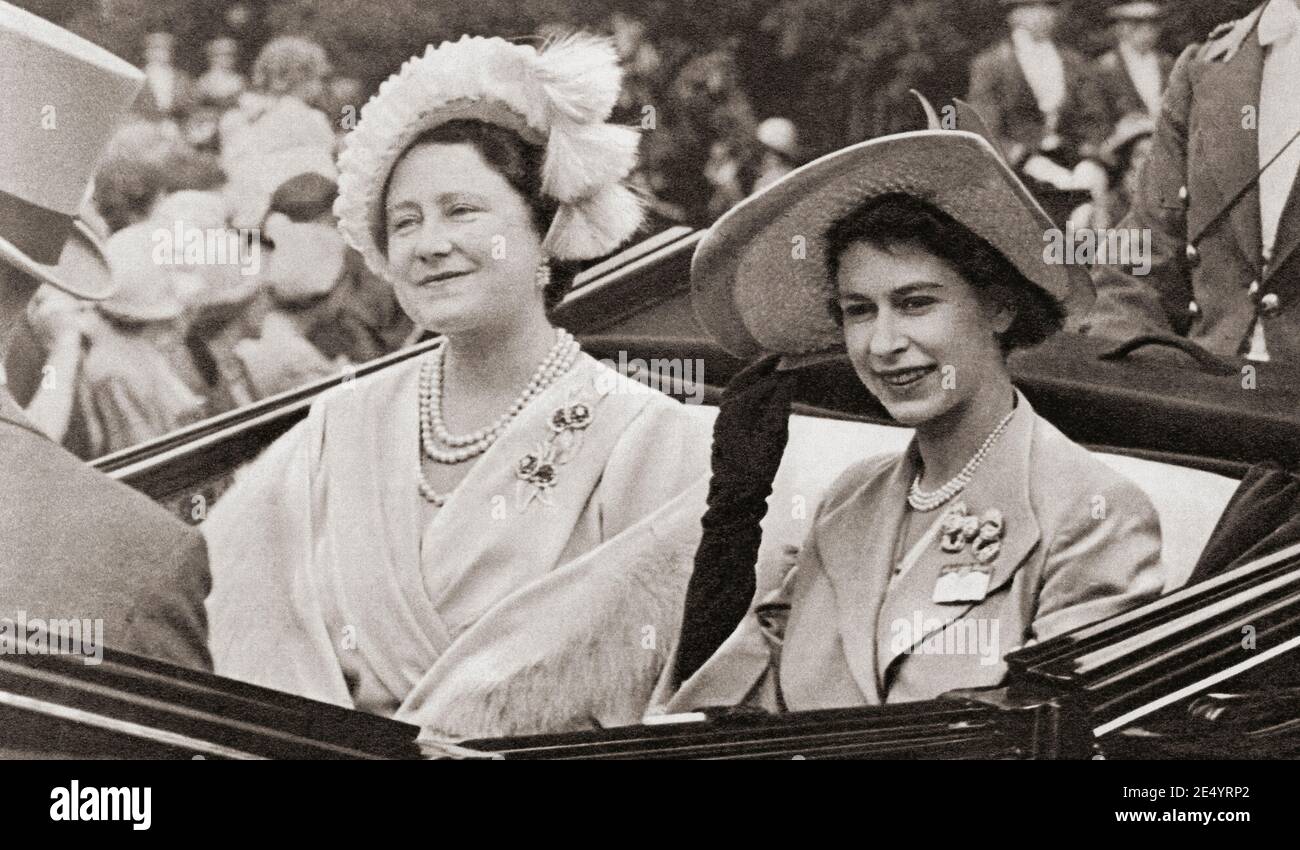 EDITORIALE SOLO la Regina e la Principessa Elisabetta, visto qui a Royal Ascot nel 1951. Regina Elisabetta, la Regina Madre. Elizabeth Angela Marguerite Bowes-Lyon, 1900 – 2002. Moglie del re Giorgio VI e madre della regina Elisabetta II Principessa Elisabetta di York, 1926 - 2022, futuro Elisabetta II Regina del Regno Unito. Dal Queen Elizabeth Coronation Book, pubblicato nel 1953. Foto Stock