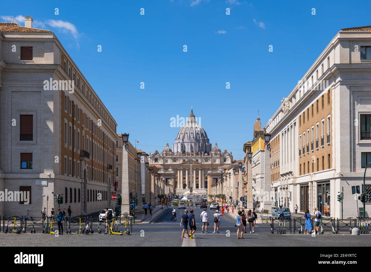 Basilica di San Pietro in Vaticano da Via della conciliazione a Roma, Italia Foto Stock