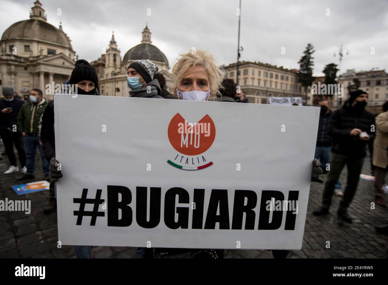 Roma, Italia. 25 gennaio 2021. Roma, 25/01/2021. Oggi, una manifestazione nazionale in Piazza del Popolo per evidenziare la drammatica situazione dell'industria alberghiera in Italia durante la cosiddetta "seconda ondata" della pandemia Covid-19/Coronavirus, per invitare il Governo ad agire per investimenti immediati, aiuti (Ristori) e politiche per salvare la propria industria. Credit: LSF Photo/Alamy Live News Foto Stock