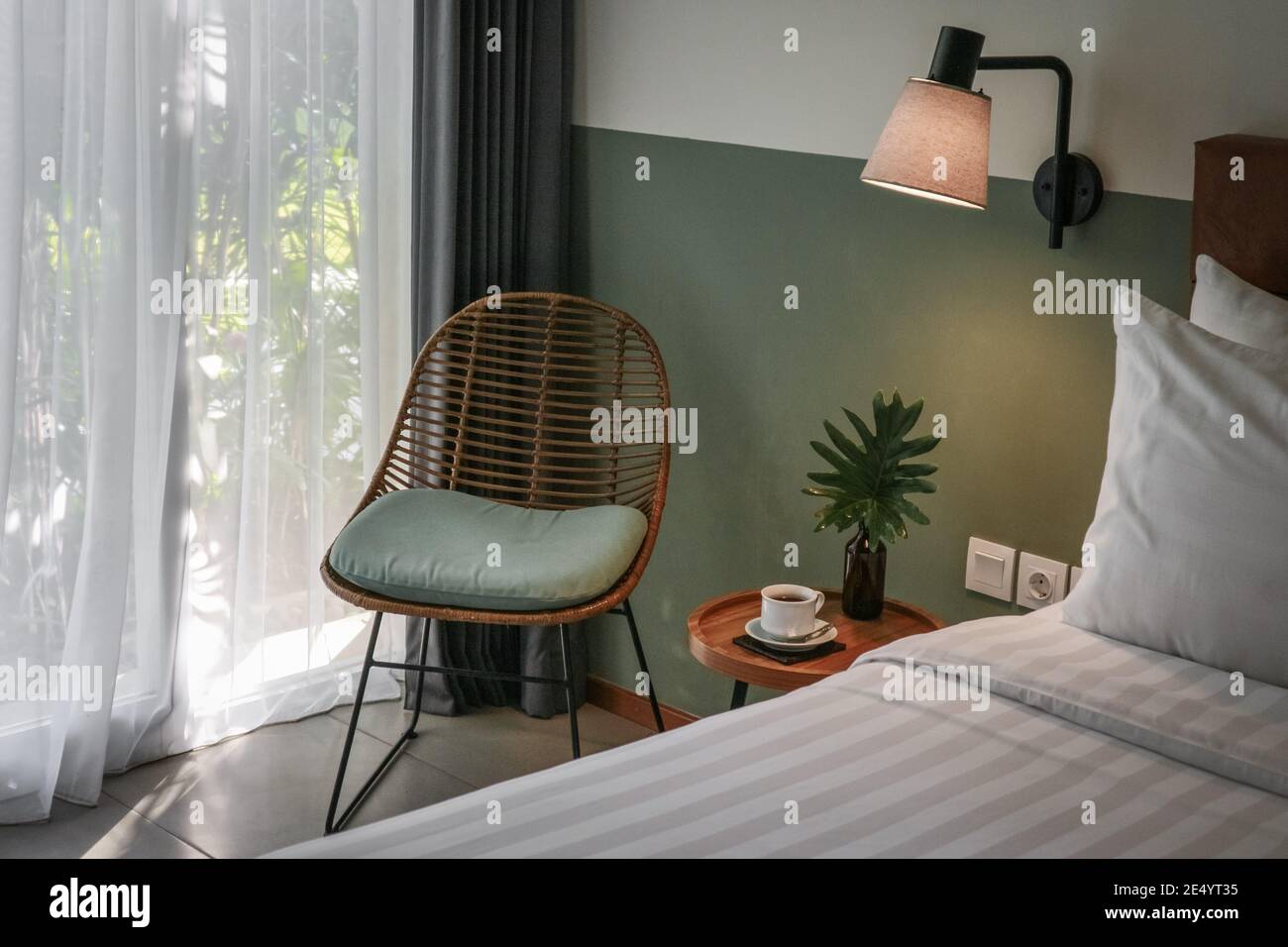 Cuscini bianchi, piumone e custodia per piumone su letto e comodino. Foto Stock