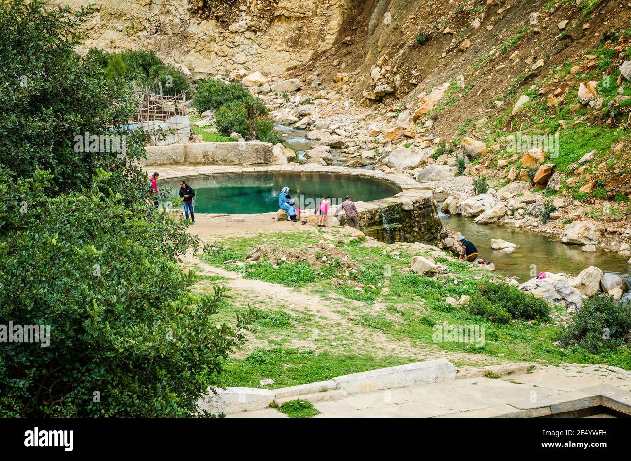 Moulay Idriss, Marocco - 09 aprile 2015. Bagno romano con sorgente termale con piscina circolare Foto Stock