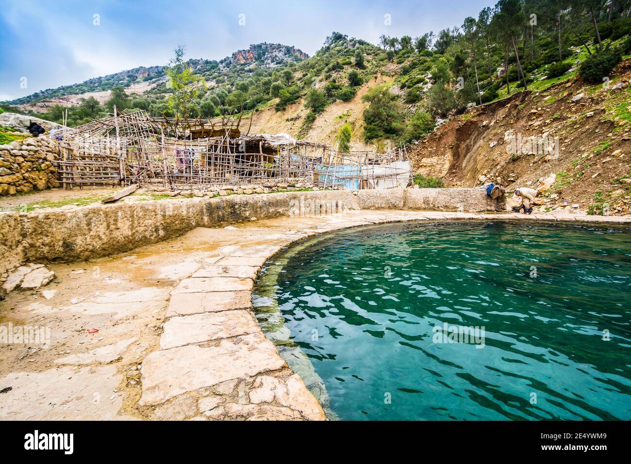 Moulay Idriss, Marocco - 09 aprile 2015. Bagno romano con sorgente termale con piscina circolare Foto Stock