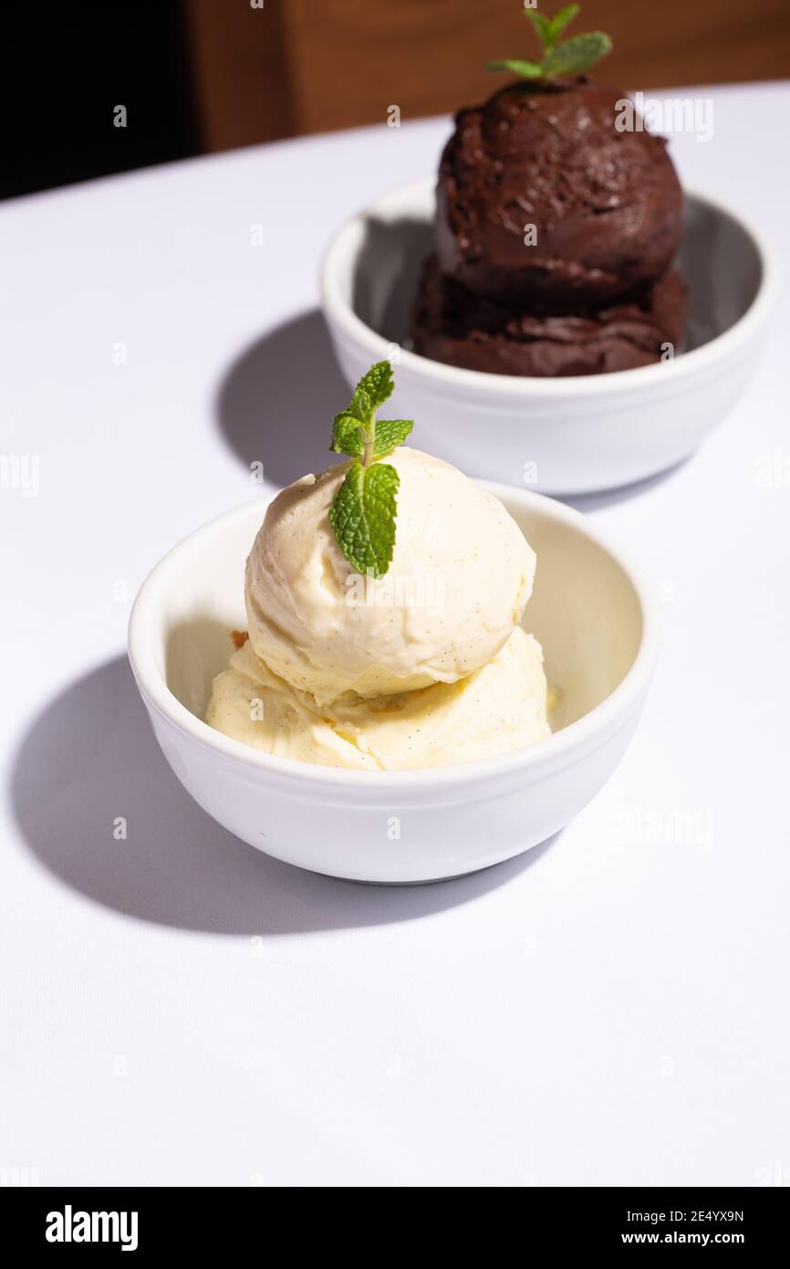 Gelato alla vaniglia e al cioccolato con menta Foto Stock