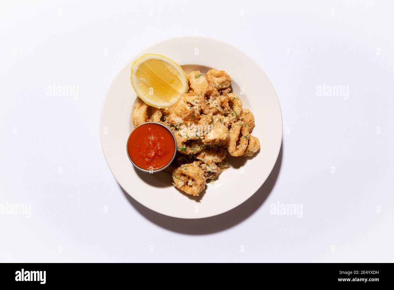 Vista ad alta angolazione di Fried Calamari Foto Stock