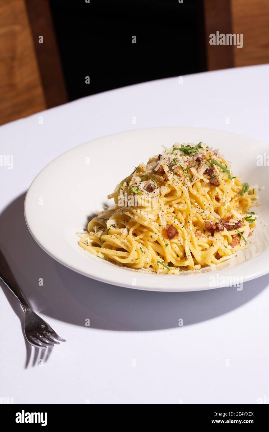 Spaghetti Carbonara con forchetta Foto Stock