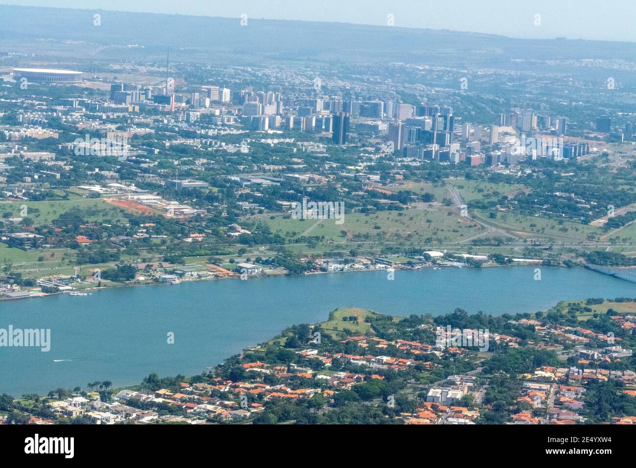 Il ‘Lago Paranoa’ artificiale artificiale costruito dall’uomo nel distretto federale (Un settore dei ministeri e del Parlamento del governo) Nella capitale Brasilia in Fr Foto Stock