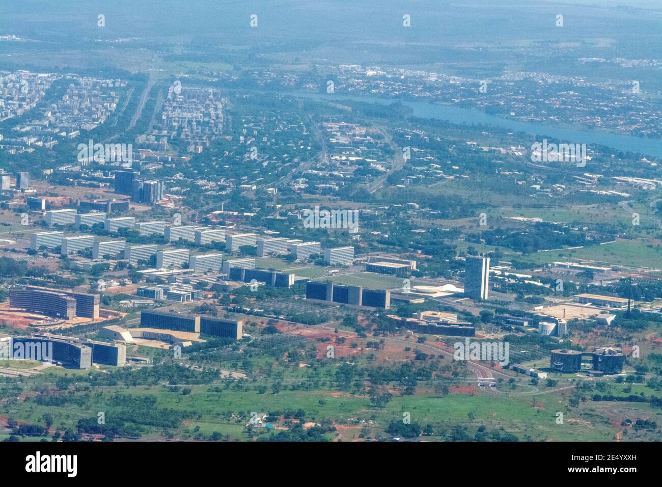 Vista aerea del distretto del governo federale brasiliano a Brasilia, la capitale del Brasile. Mostra due lunghe file di blocchi di uffici di governo mini Foto Stock