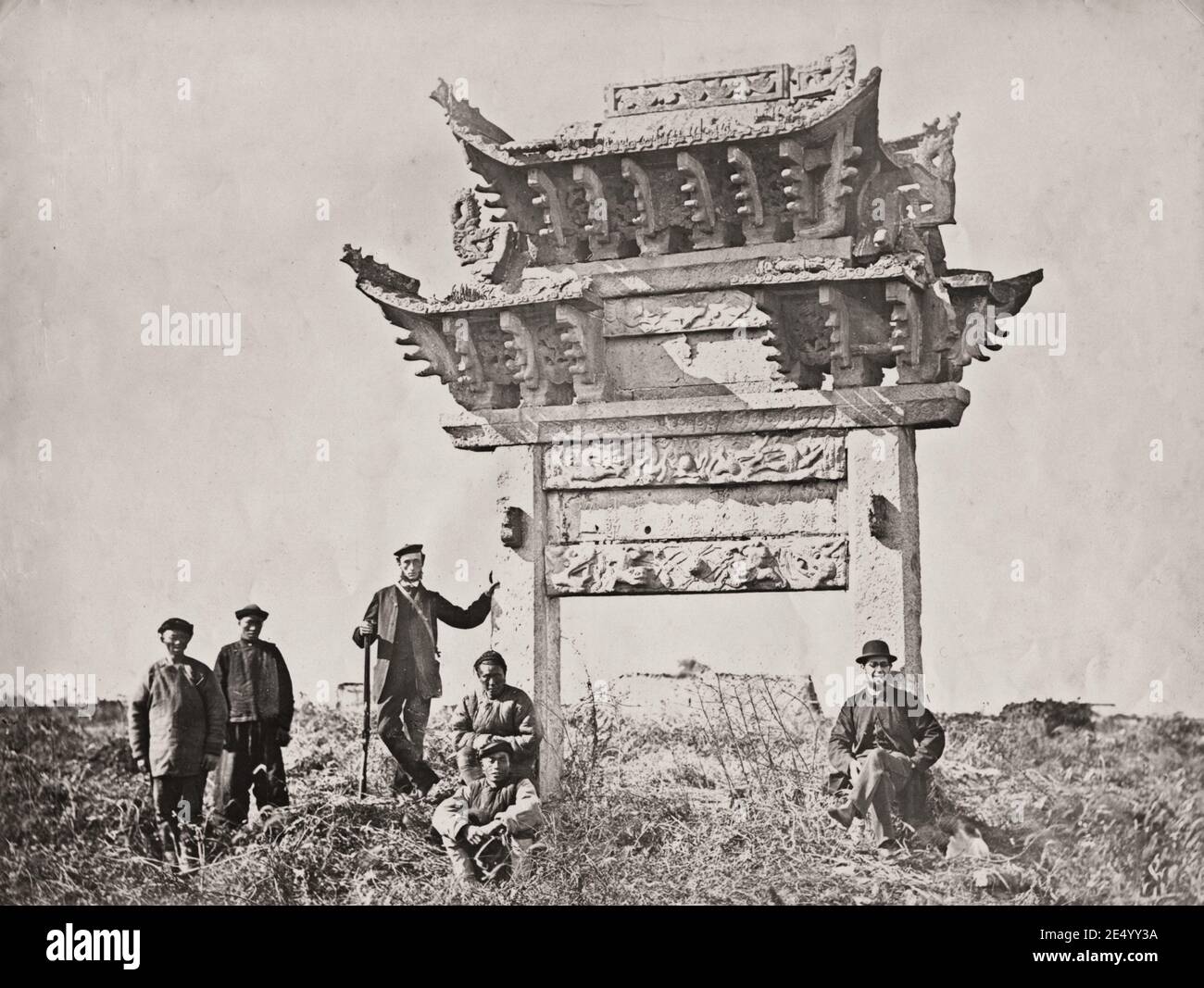 Fotografia d'epoca del XIX secolo: Frith Series, gateway, antiche tombe, Cina, occidentali e gruppo cinese. Foto Stock