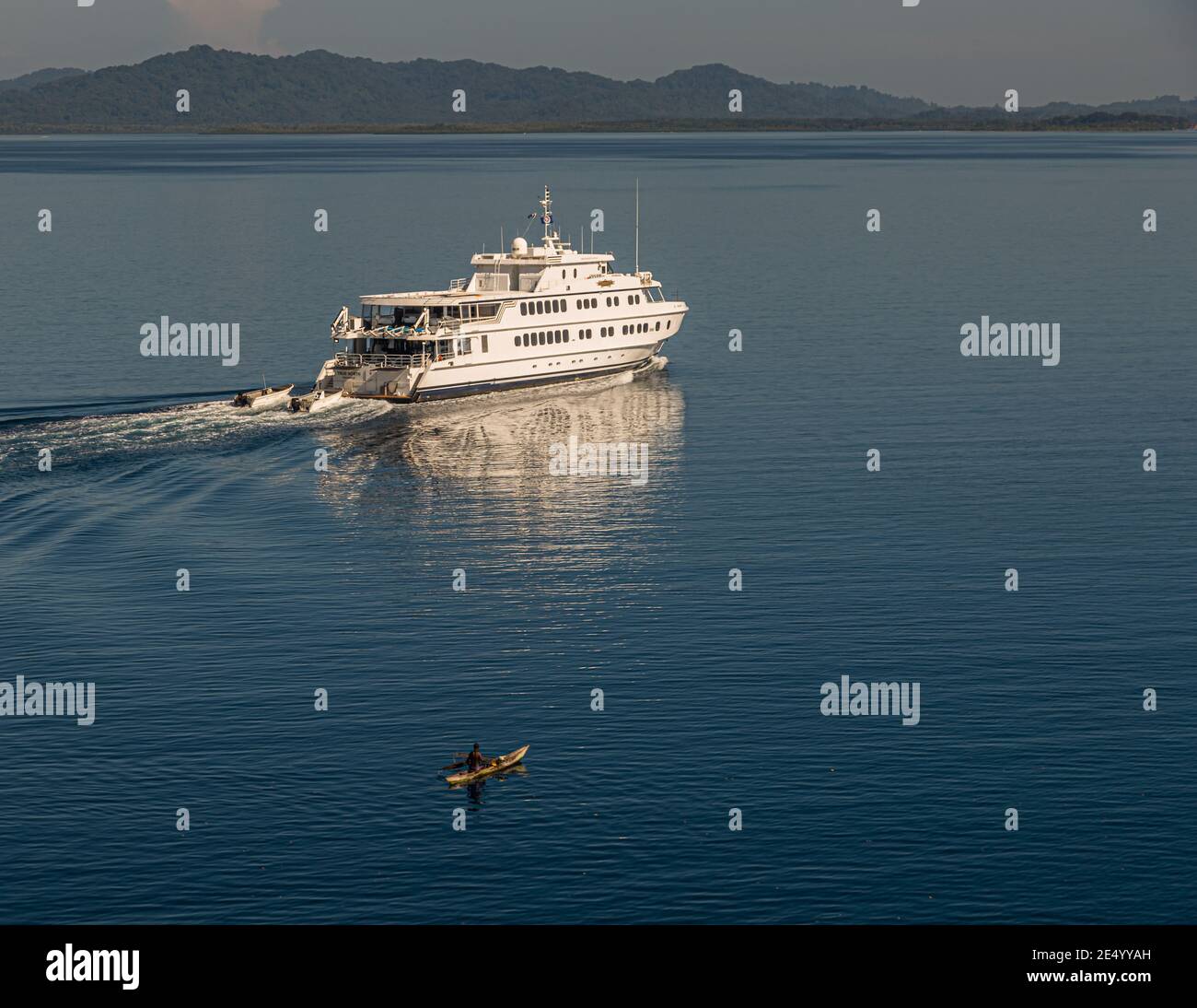 Il mega yacht australiano True North in corso nelle acque Di Papua Nuova Guinea Foto Stock