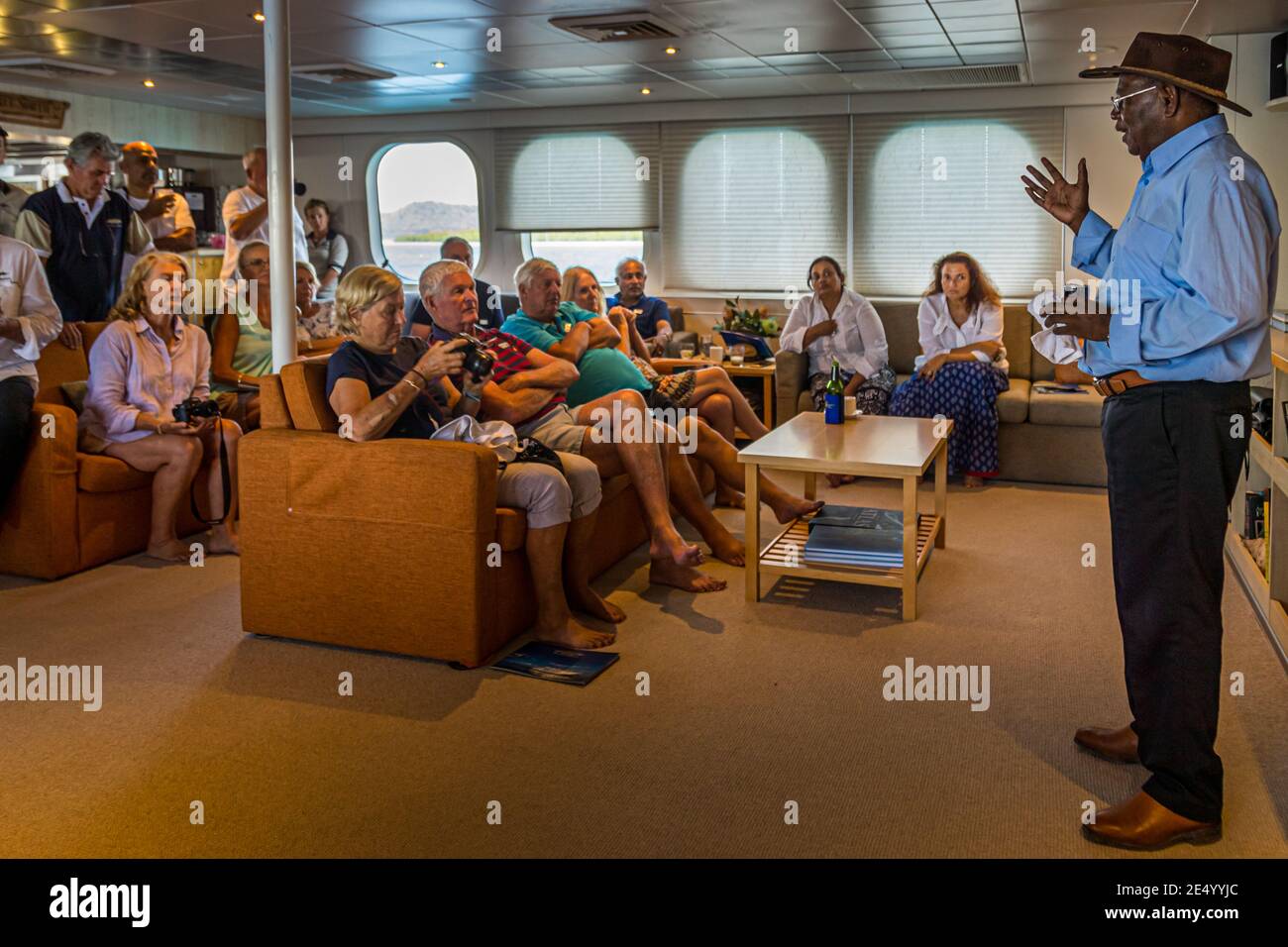 Raymond Masono, il Vice Presidente e Ministro delle Miniere di Bougainville in discussione con i passeggeri di una nave da spedizione australiana. Egli informa in prima persona i veri passeggeri del Nord circa l'esito del referendum sull'indipendenza Foto Stock