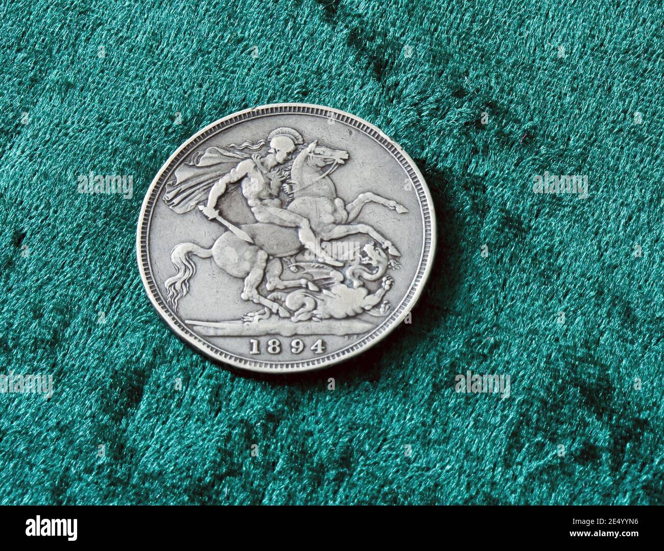 Lato opposto DI un vittoriano 1894 argento sterling ( 92.5% ) British One Crown Coin che mostra il George e il Drago Disegno di Benedetto Pistrucci Foto Stock