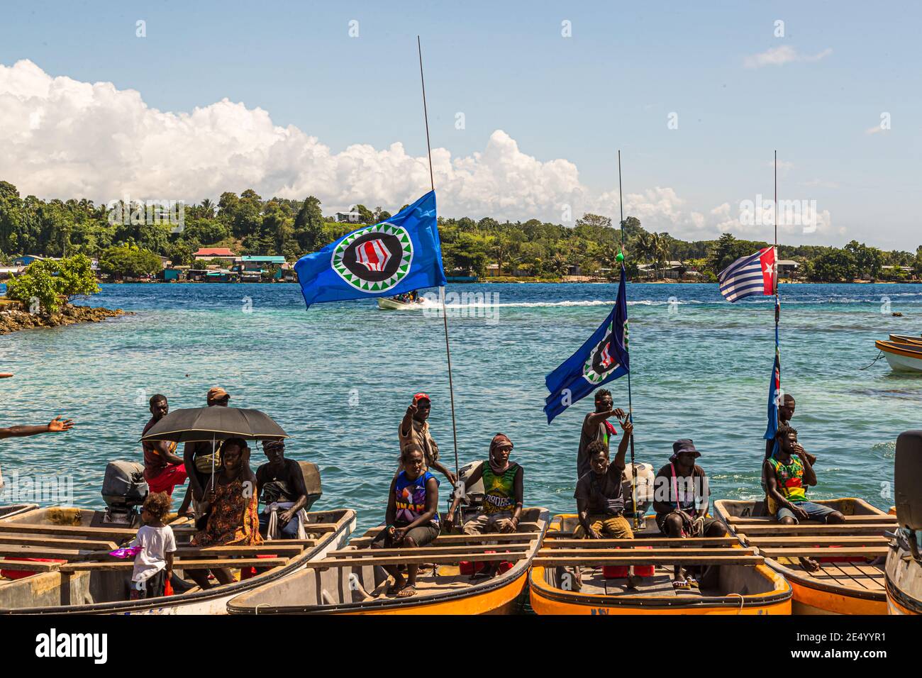 Locali da Bougainville in un piccolo traghetto con il Bandiera di indipendenza dalla Papua Nuova Guinea issata Foto Stock
