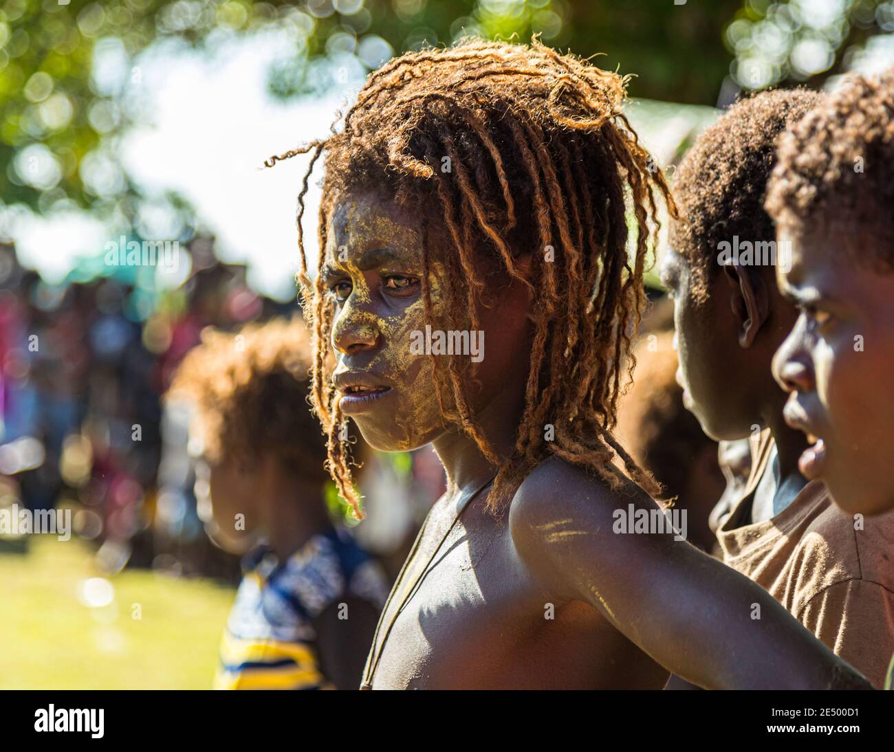 Cantare-cantare a Bougainville, Papua Nuova Guinea. Festival villaggio colorato su Bougainville con musica e danza Foto Stock