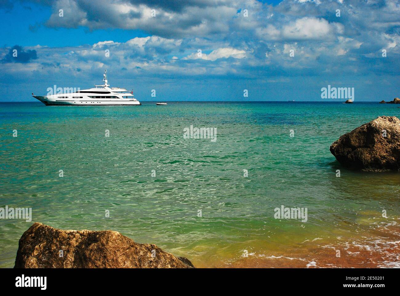 Yacht di lusso in mare vicino alla spiaggia di San Blas a Gozo Isole maltesi Foto Stock