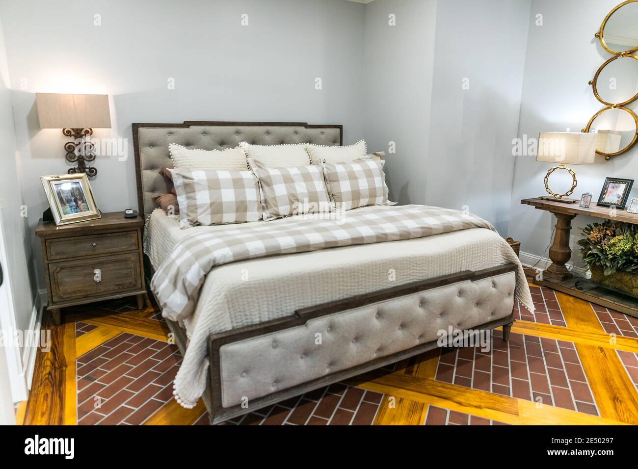 Grande camera da letto principale in una nuova aggiunta di un più vecchio casa Foto Stock