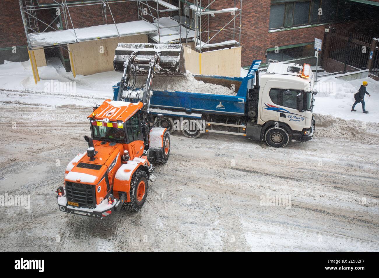 Snowbanks è stato autorizzato in un camion di scarico nel distretto di Taka-Töölö di Helsinki, Finlandia Foto Stock