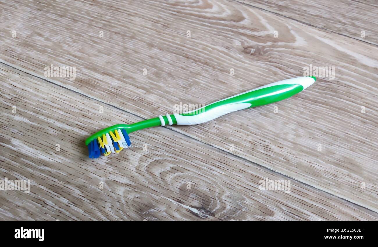 Lo spazzolino poggia su tavola di legno.strumento per peelings del cavità orale Foto Stock