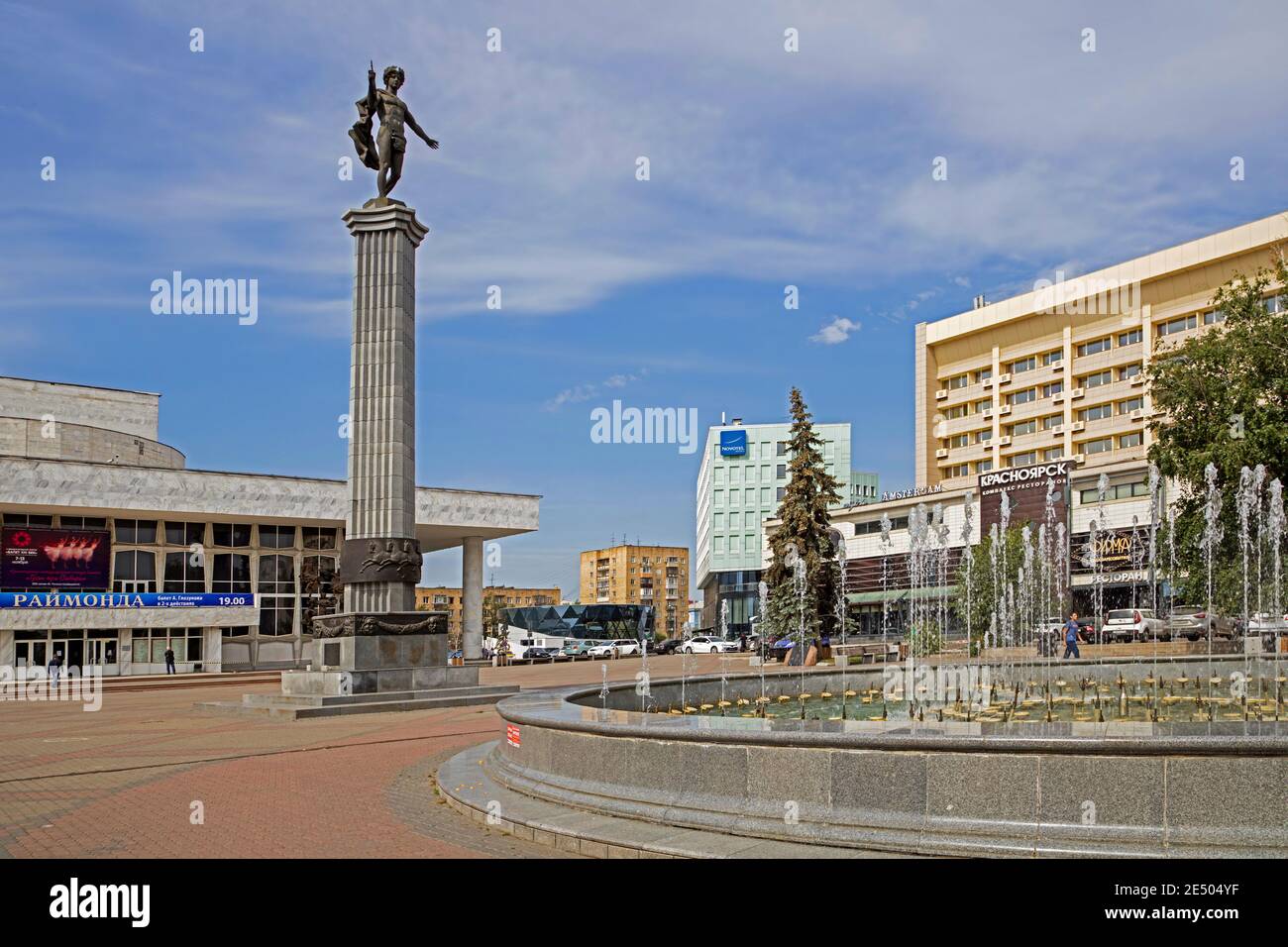 La statua di Apollo e il Teatro Statale di Krasnoyarsk dell'Opera e del Balletto, Krasnoyarsk Krai, Siberia, Russia Foto Stock