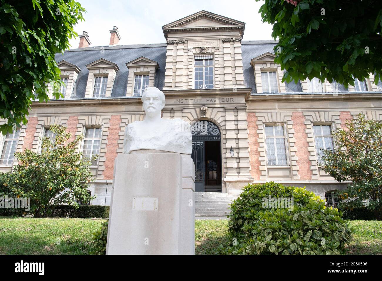 Parigi, Francia. 25 Gennaio 2021. File foto scattata il 21 aprile 2020 mostra una vista dell'Institut Pasteur di Parigi, Francia. L'Institut Pasteur, uno dei principali centri di ricerca scientifica francesi, ha annunciato il 25 gennaio 2021 di aver lanciato un progetto di sviluppo di un vaccino candidato COVID-19, che ha utilizzato il vettore del morbillo dopo una sperimentazione clinica, ha dimostrato che non era sufficiente per le risposte immunitarie. Credit: Jack Chan/Xinhua/Alamy Live News Foto Stock
