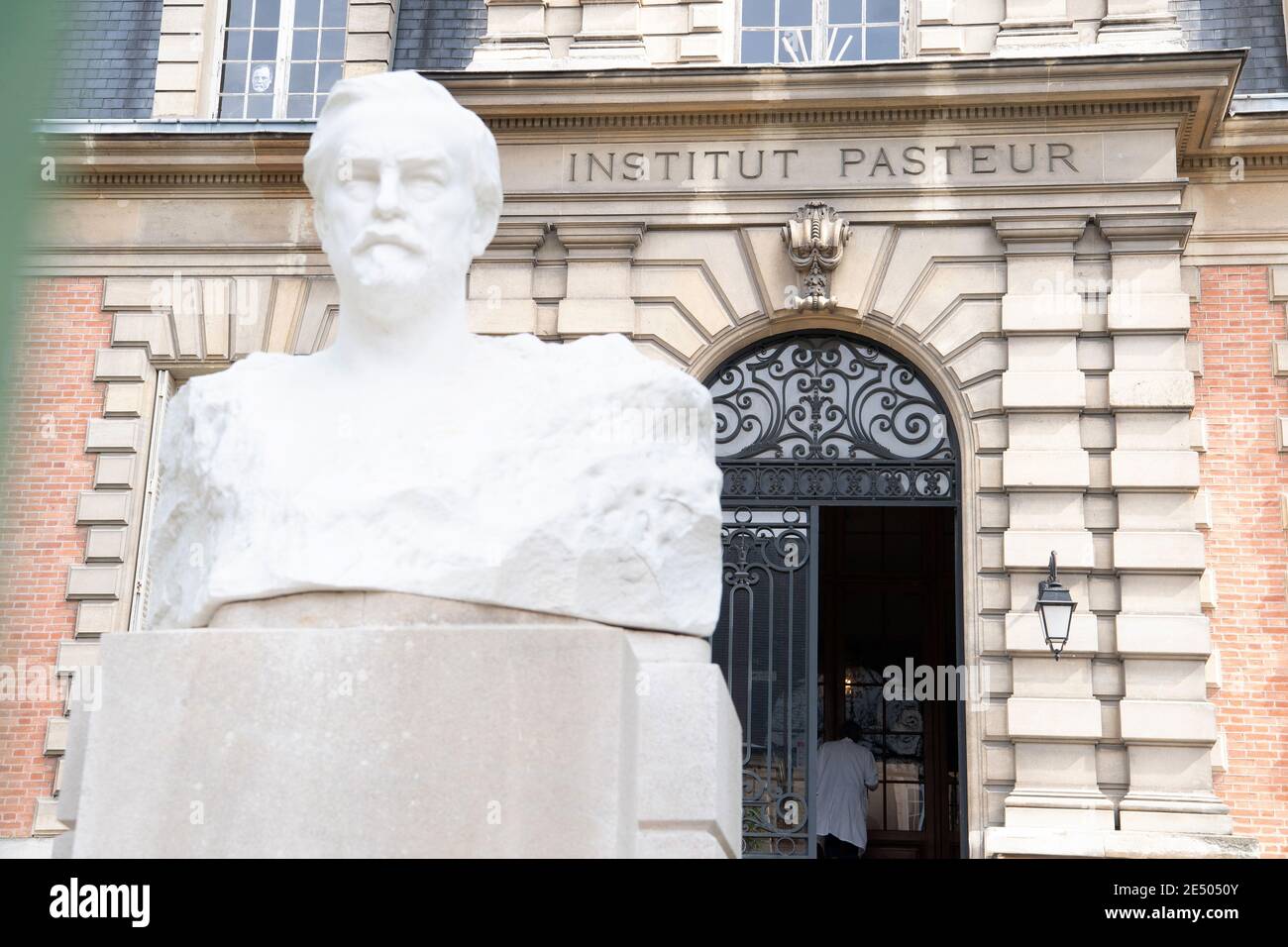 Parigi, Francia. 25 Gennaio 2021. File foto scattata il 21 aprile 2020 mostra una vista dell'Institut Pasteur di Parigi, Francia. L'Institut Pasteur, uno dei principali centri di ricerca scientifica francesi, ha annunciato il 25 gennaio 2021 di aver lanciato un progetto di sviluppo di un vaccino candidato COVID-19, che ha utilizzato il vettore del morbillo dopo una sperimentazione clinica, ha dimostrato che non era sufficiente per le risposte immunitarie. Credit: Jack Chan/Xinhua/Alamy Live News Foto Stock