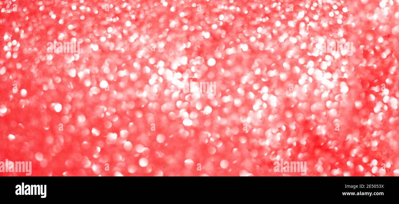 Festoso sfondo rosso con sequine e strass, bokeh luci. Banner di alta qualità Foto Stock