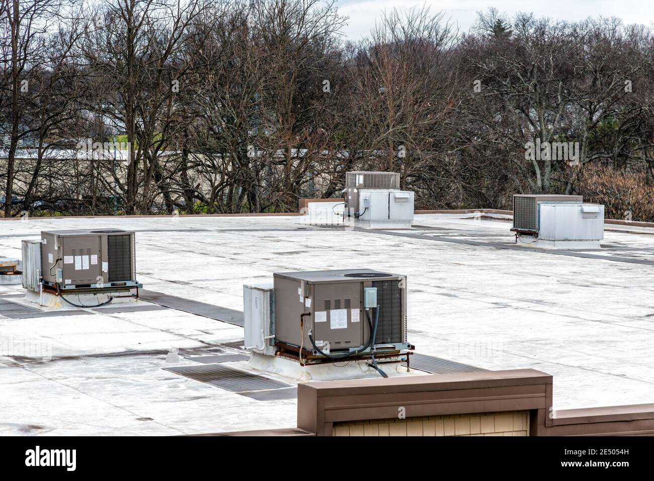 Immagine orizzontale di unità di climatizzazione sul tetto in cima a un edificio di un ufficio medico. Foto Stock