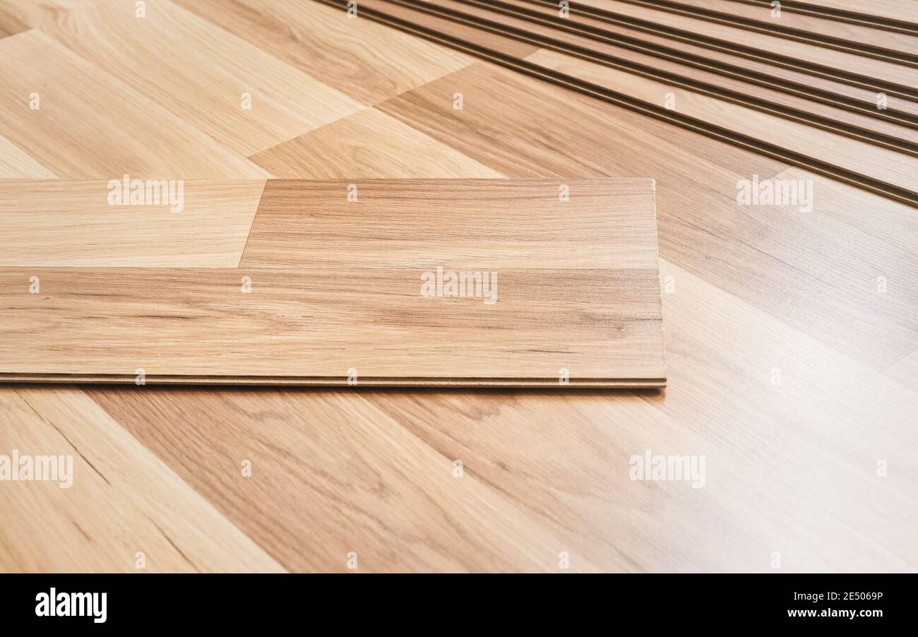 Installazione di pavimenti laminati, dettaglio su piastrelle di legno  pronte per essere installate Foto stock - Alamy