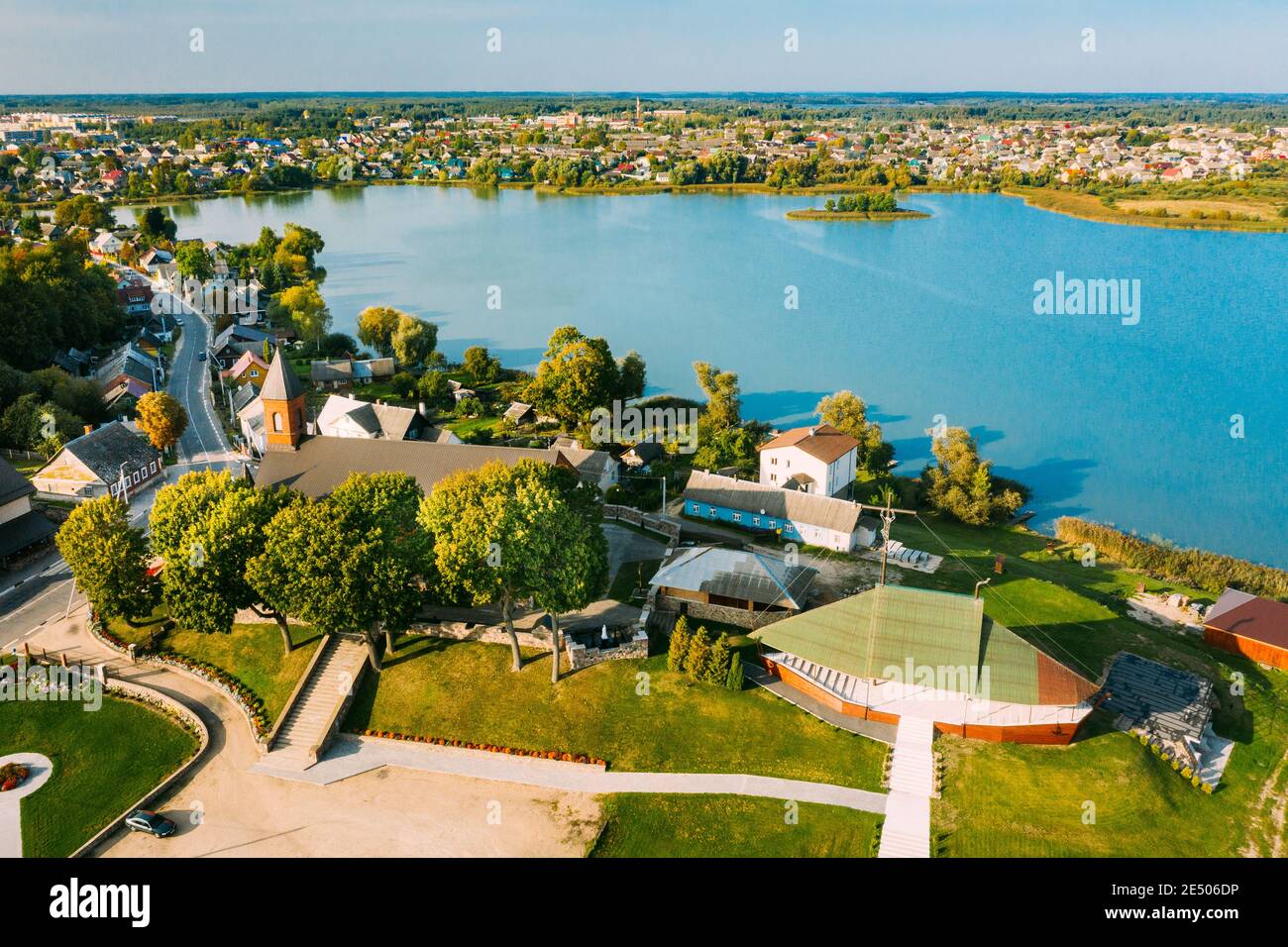 Braslav, distretto di Braslaw, Vitebsk Voblast, Bielorussia. Veduta aerea della Chiesa della Natività della Vergine Maria. Lago Novyaty Foto Stock