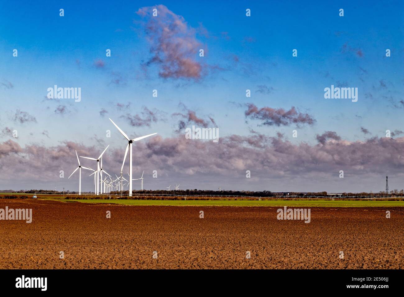 Beauce, Francia. 25 Gennaio 2021. Turbine eoliche nei campi il 25 gennaio 2021. Foto Stock