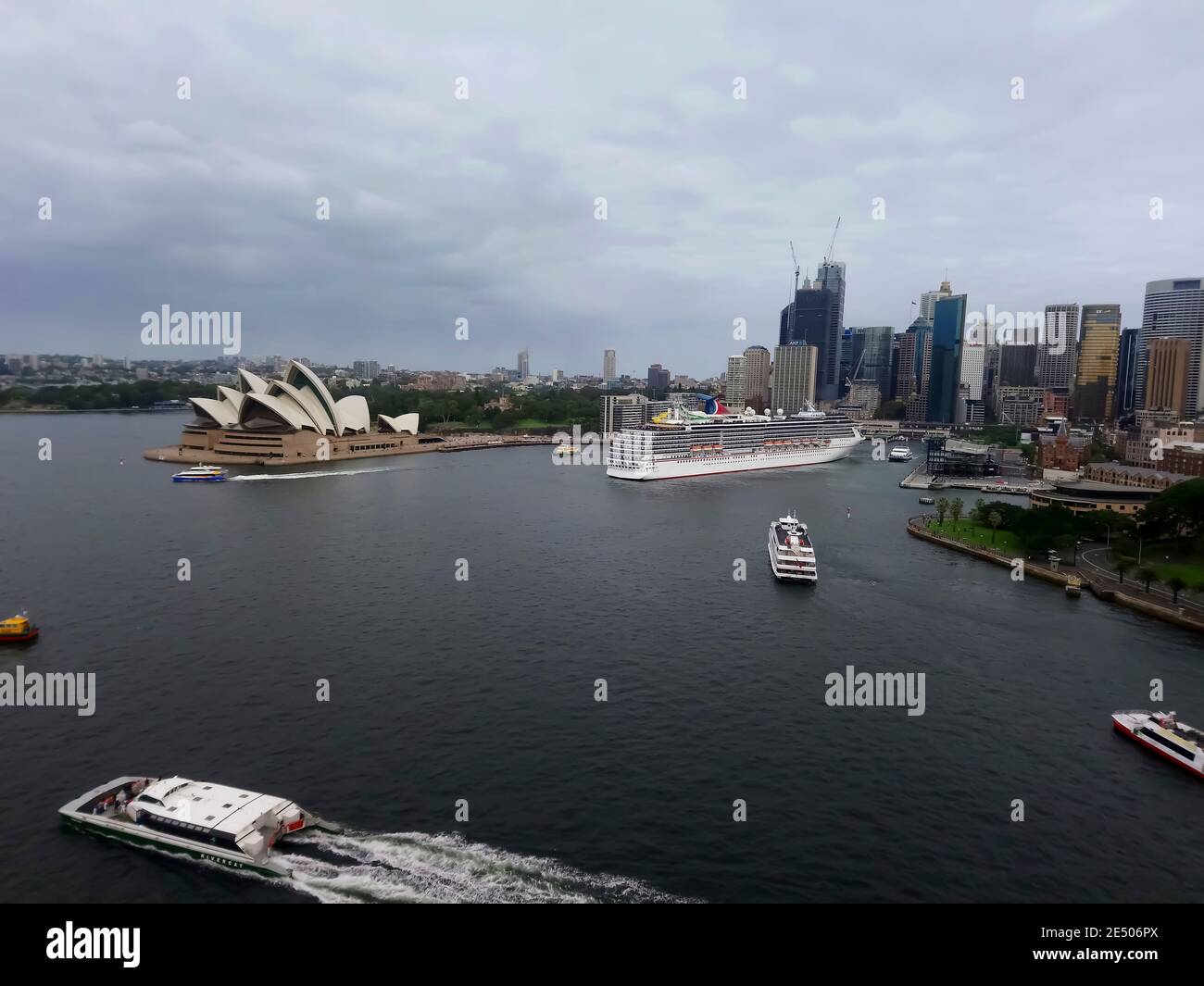 Sydney , Australia - 27 Marzo 2019:Amazing Sydney Opera House e skyline del centro con una nave da crociera, da Harbour Bridge. Famosa destinazione turistica Foto Stock